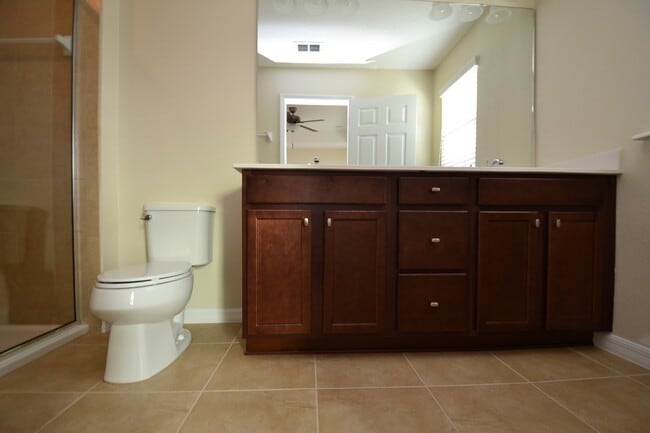 Building Photo - Gorgeous Lake View 3 BR 2.5 bath Luxury To...