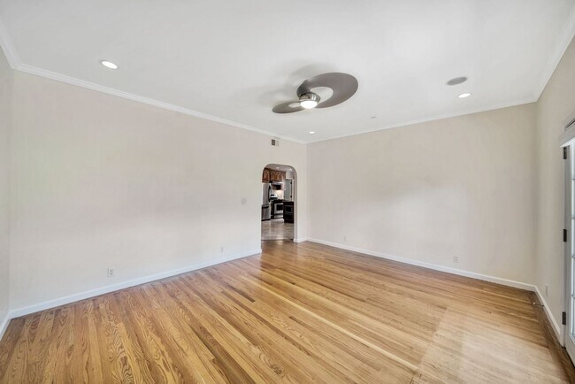 Building Photo - Welcome Home to the peaceful Shoreview Nei...