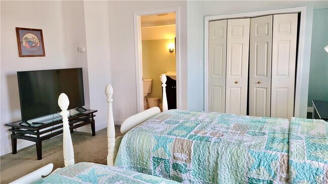 Building Photo - 702 E Broadway