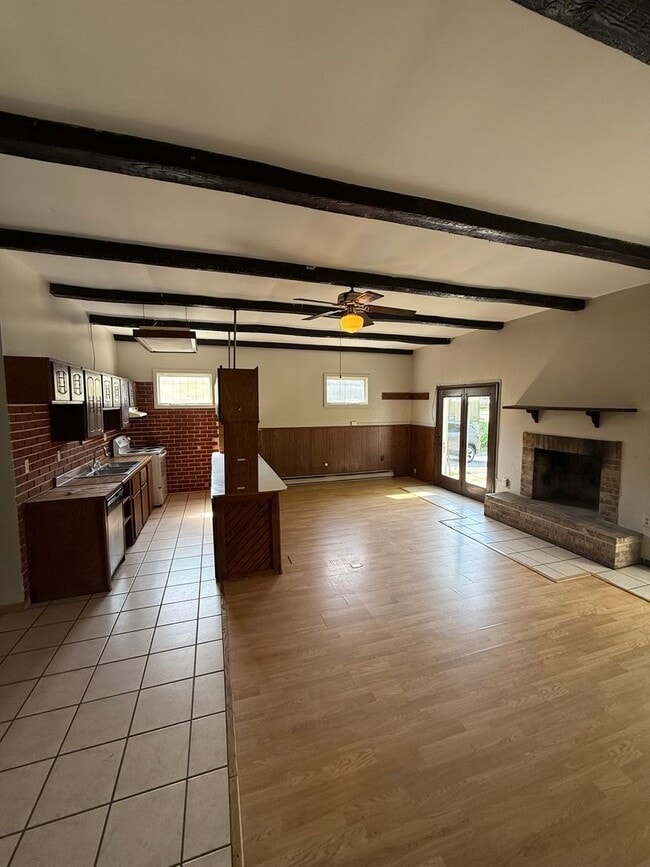 Building Photo - 2 Bedroom | 2 Bathroom Rear Apartment - Open-Concept Layout