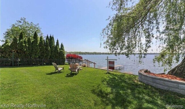 Building Photo - 212 S Pontiac Trail