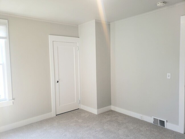 Building Photo - 3 Bedroom Near Elevator and Downtown Orego...