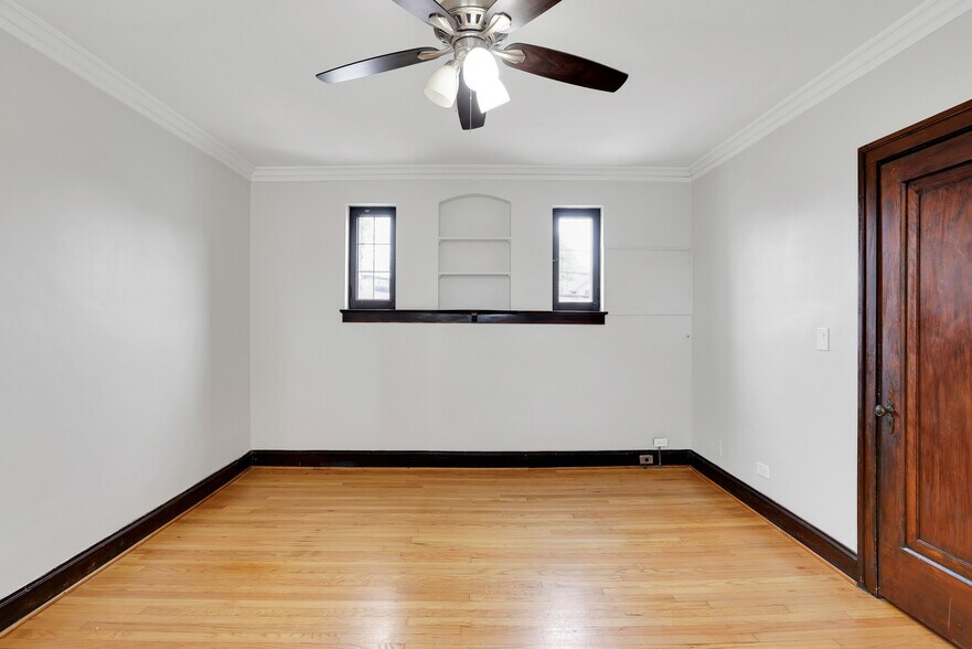 Building Photo - 5544 W Leland Ave