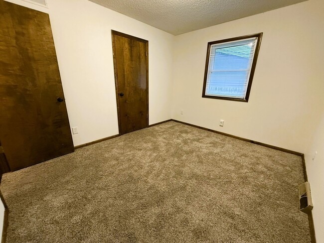 Building Photo - 4 bedroom home with 2 Garages, Finished Basement & Fenced Yard