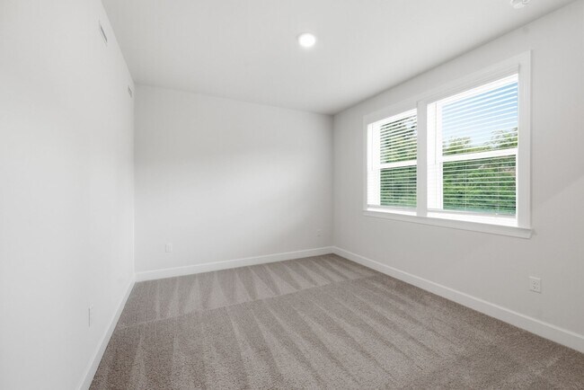 Building Photo - 1061 Sycamore Ests
