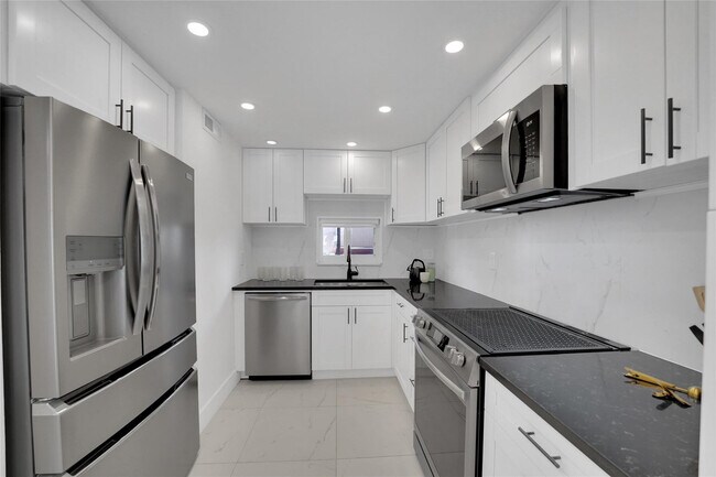 Building Photo - 8911 S Hollybrook Blvd