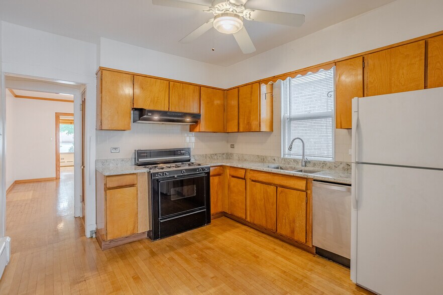 Kitchen - 5250 N Lieb Ave