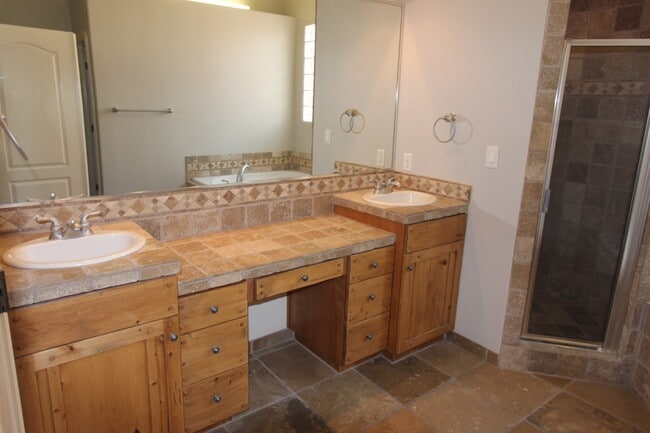 Building Photo - Spacious 3-Bed, 2-Bath Home with Open Floor Plan and Premium Amenities