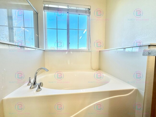 Building Photo - Spacious 4-Bedroom 3 Bath, 3 Car Garage Home with Loft, Living Room and Family Room Outdoor Kitch...