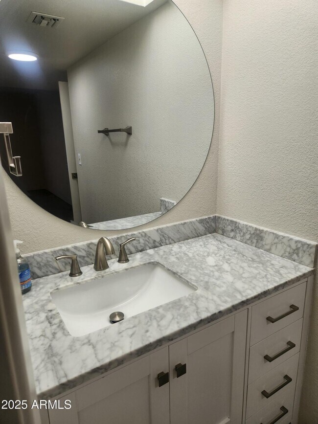 Building Photo - 7557 N Dreamy Draw Dr