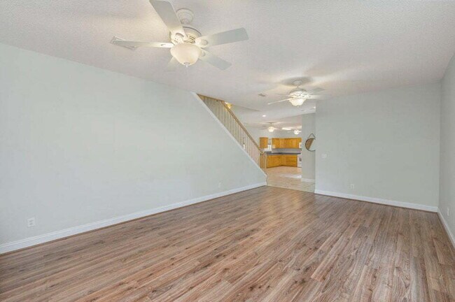 Building Photo - A spacious four bedroom, two and a half bathroom home located in the heart of the DeFuniak Spring...