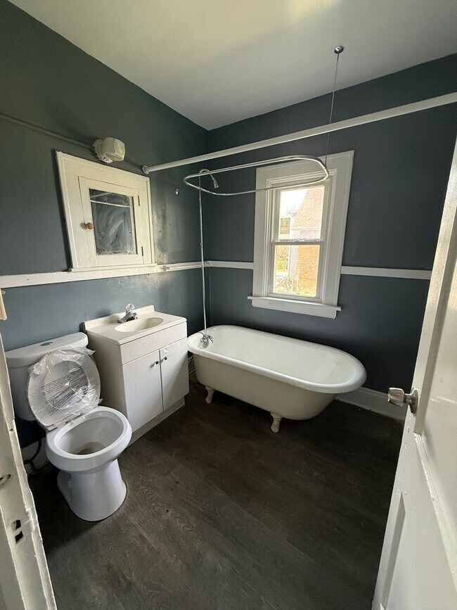 Building Photo - 700 E 160th St