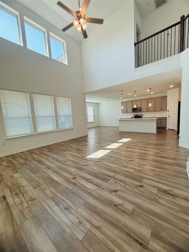 Building Photo - 15826 Dove Holw Dr