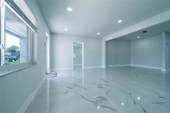 Building Photo - 921 NW 30th Ct