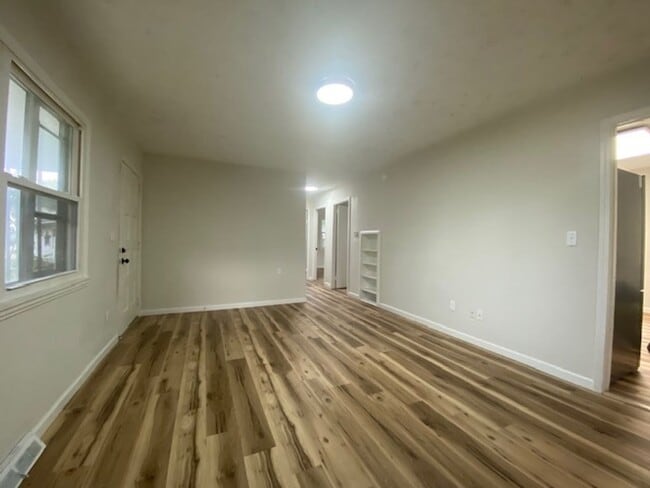 Building Photo - Welcome to this delightful three bedroom, ...