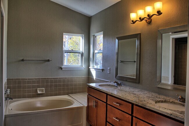 Building Photo - 4 bed 3 bath Stonegate home across from park
