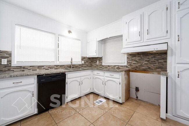 Building Photo - 425 Forsythe St