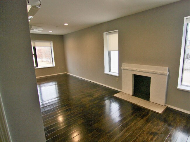 Building Photo - 1306 E 11th St