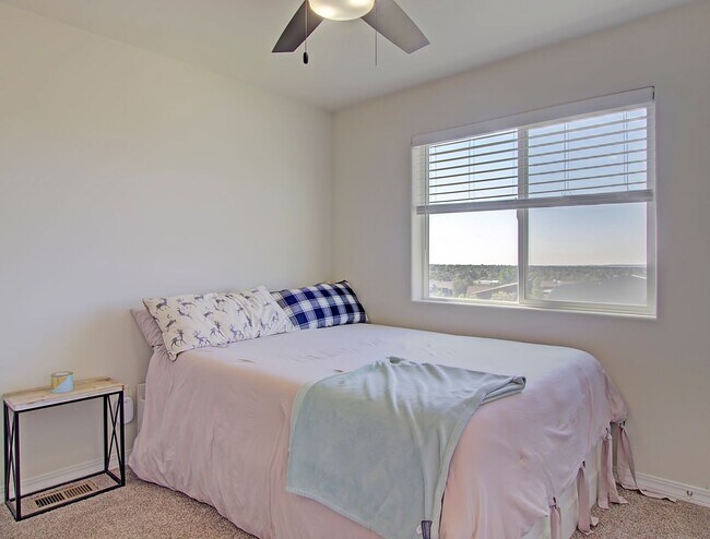 Building Photo - Bright & Open 3-Bed | Great Yard + Mountai...