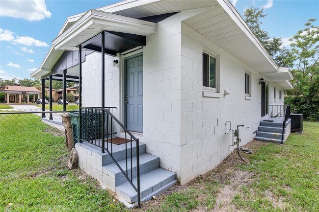 Building Photo - 1846 SE Lake Weir Ave