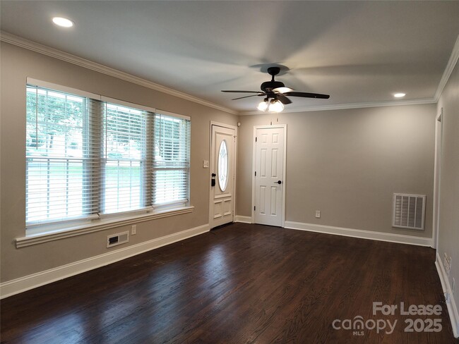 Building Photo - 3401 Bonaire Dr