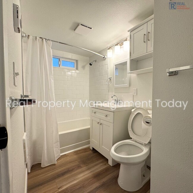 Building Photo - Beautiful remodeled 3 bed 1.5 bath with de...