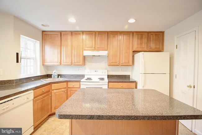 Building Photo - 607 Cawley Dr