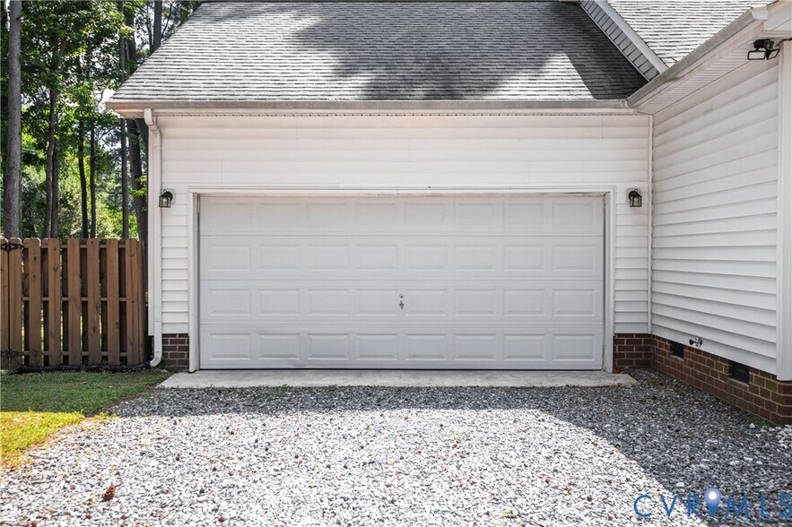 Building Photo - 2099 Yacht Club Rd