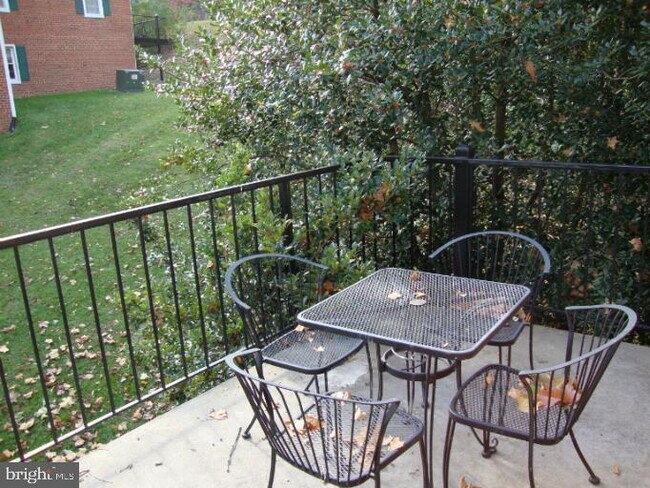 Building Photo - Welcome to this well-maintained top-floor condominium