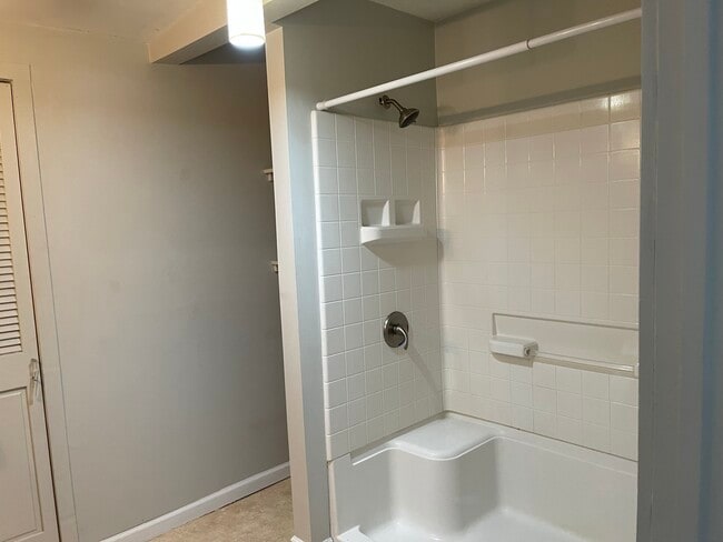 Building Photo - 118 Elles Ave