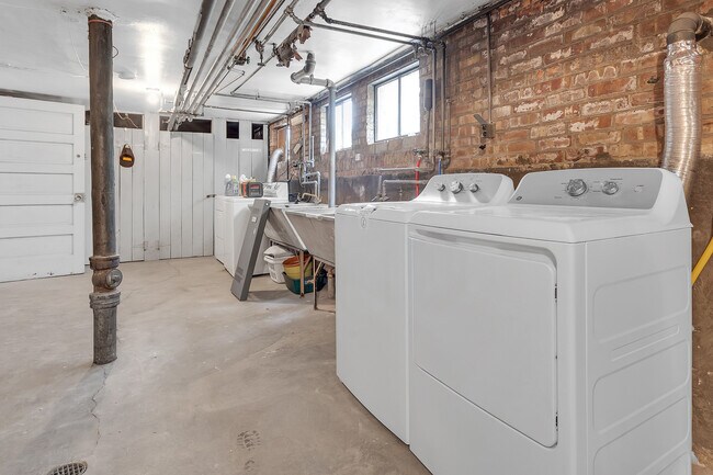 Building Photo - 2712 W Balmoral Ave