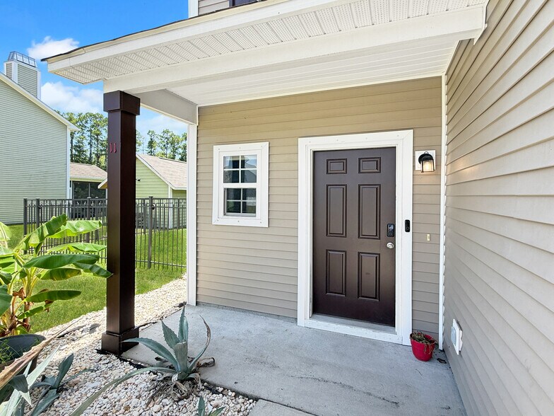 Building Photo - 11 Sand Live Oak Dr