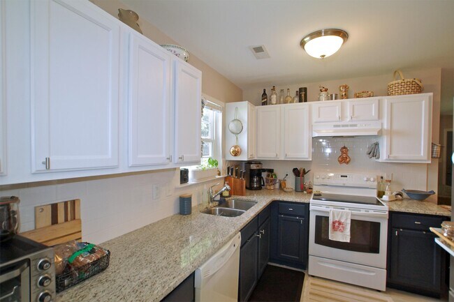 Building Photo - 716 McGill Pl
