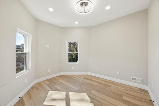 Building Photo - 6150 W Columbia Ave