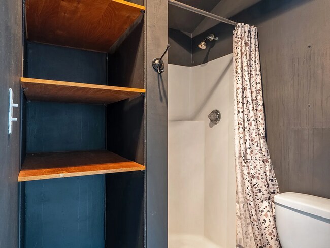 Building Photo - 1044 Manzanita St