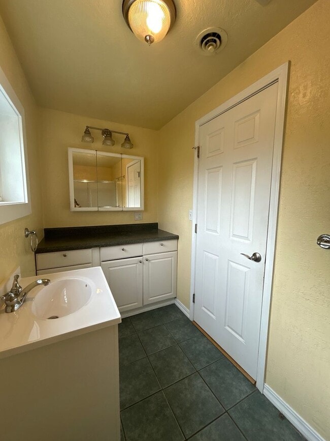 Building Photo - Downtown Redmond Charm 3 Bedroom / 1 Bath