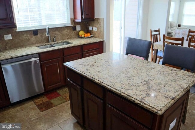 Building Photo - 2716 Lake Forest Dr