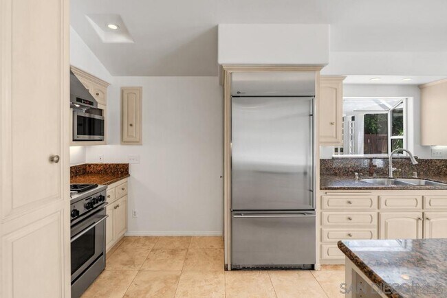 Building Photo - 2841 Cacatua St