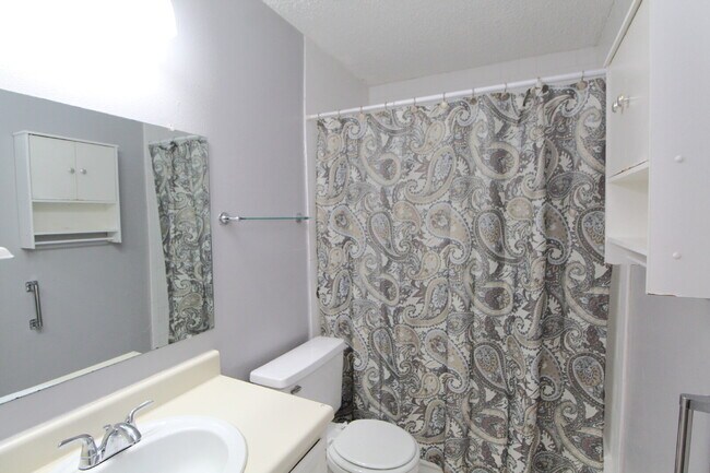 Building Photo - 2BR Apartment in Gulf Breeze – Near Oriole...