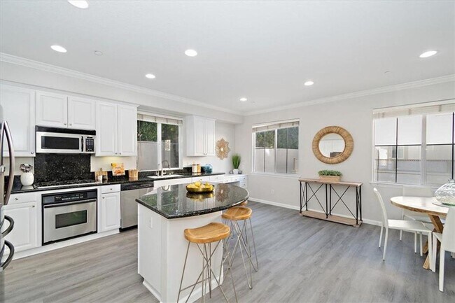 Building Photo - 3 Bedroom + Bonus Room End Unit Townhome