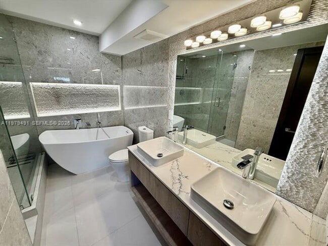 Building Photo - 900 Bay Dr