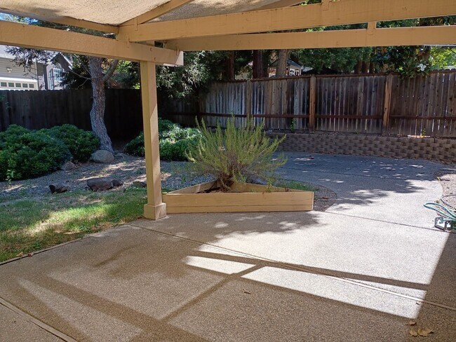 Building Photo - Excellent Fair Oaks Location 3 Bedroom Home!