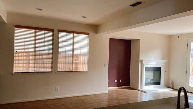 Building Photo - Full Bedroom and Bathroom Downstairs
