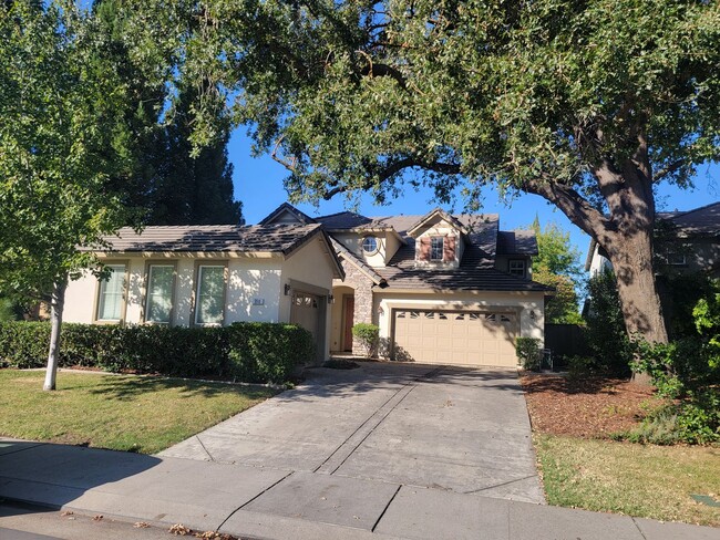 Building Photo - Gorgeous 4 bedroom 2.5 bath with large bon...