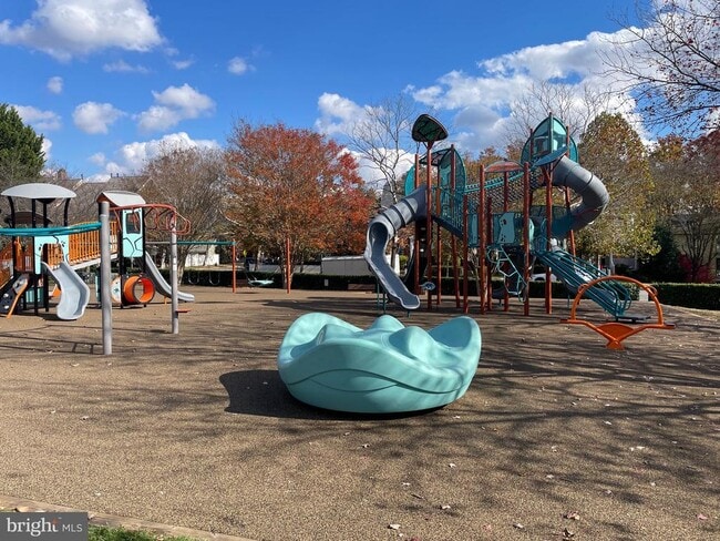 Building Photo - 539 Tschiffely Square Rd