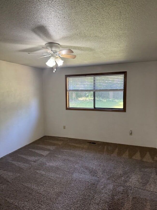 Building Photo - SINGLE LEVEL HOME CLOSE TO ASANTE HOSPITAL...