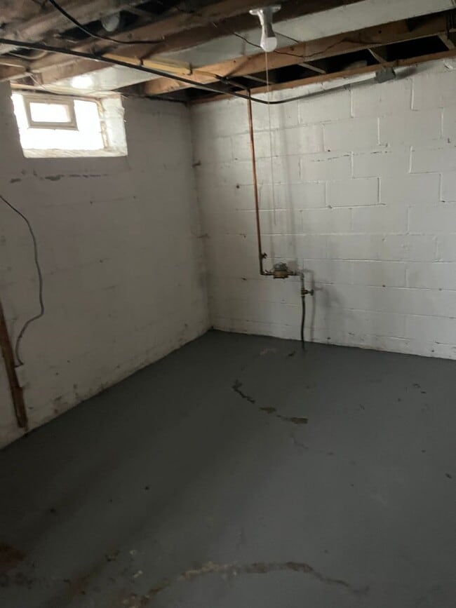 Building Photo - 3 bed/ 1 Bath