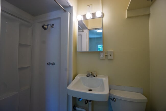 Building Photo - AVAIL 6/1/26 - Charming 5 bedroom Home wit...