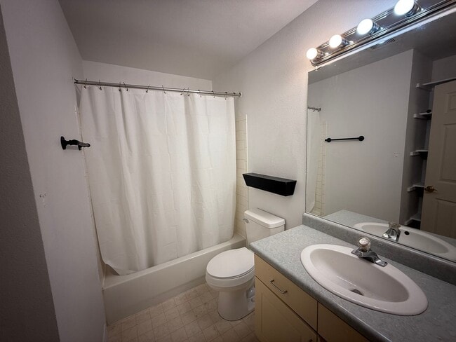 Building Photo - Dream Condo in the Heart of Denver
