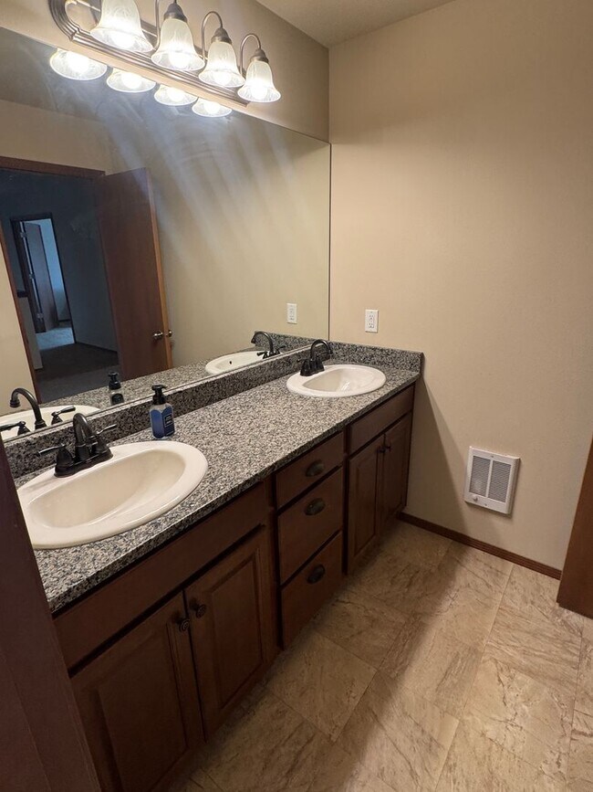 Building Photo - Spacious Vista View Home for Lease